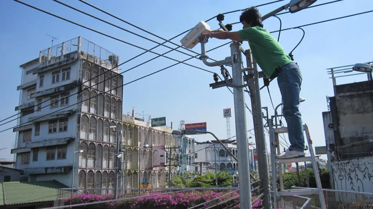 การติดตั้งกล้องวงจรปิดบนเสาไฟริมถนนในเขตชุมชน