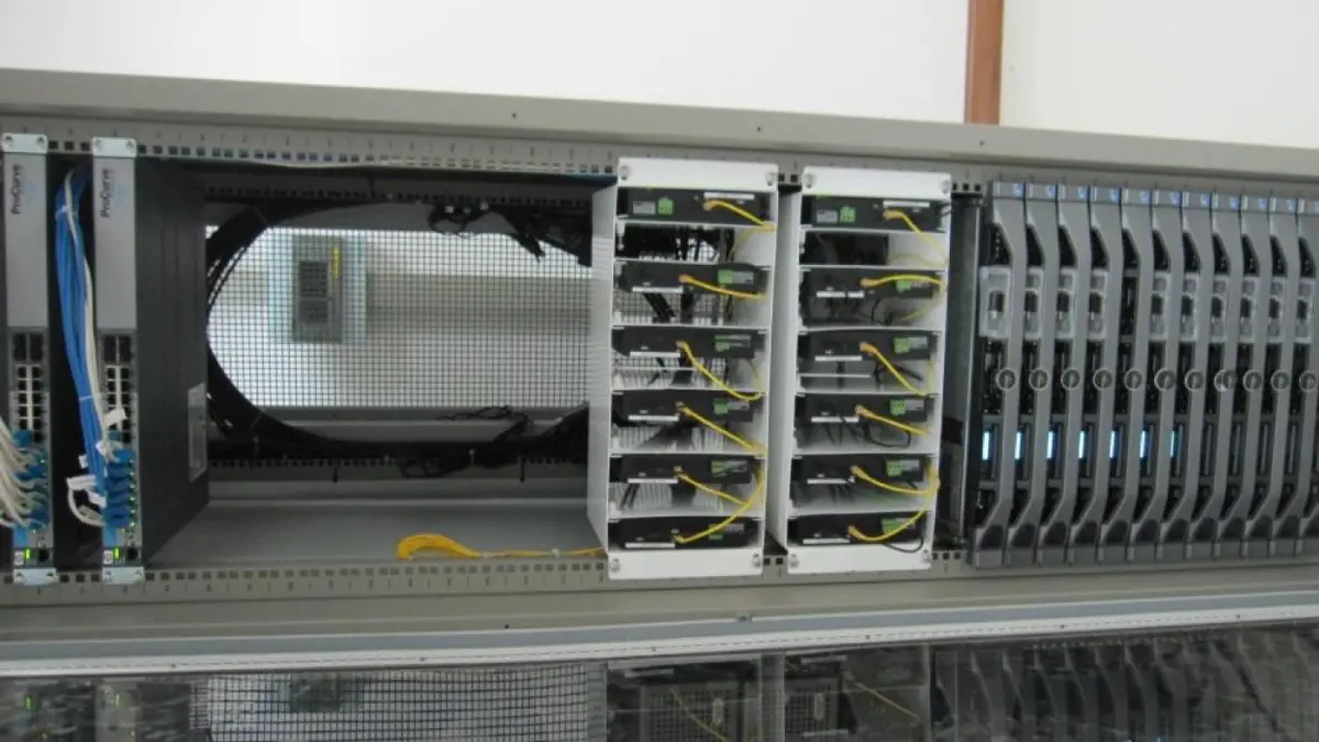 ตู้ Rack พร้อมงานเดินสายไฟเบอร์ออปติกที่จัดเก็บเรียบร้อย